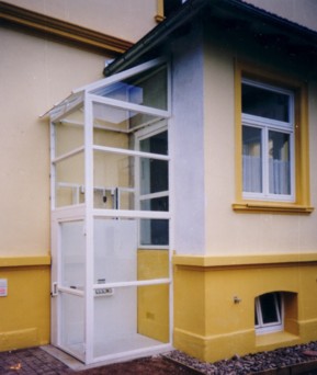 LUX Trapenlift in Luxemburg und  liefert alle Arten von Treppenlifen Sitzliften Plattformliften Behindertenaufzug Hebeb&uuml;hnen Hebeb&uuml;hne